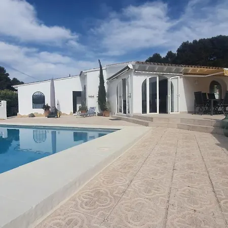 Vila Cheerful 2-bedroom With Private Pool